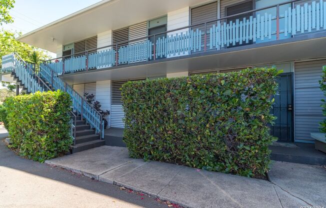 RECENTLY RENOVATED GROUND FLOOR PUALEI CIRCLE STUDIO!