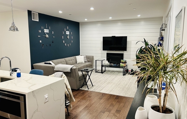 2 beds, 2.5 baths, 989 sqft, $3,400, Unit 6