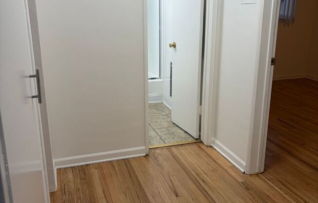 2 beds, 1 bath, 702 sqft, $2,350, Unit B09