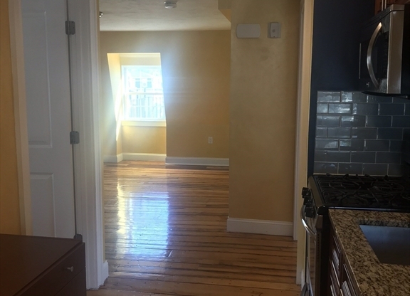 2 beds, 1 bath, 1,090 sqft, $2,600, Unit 3