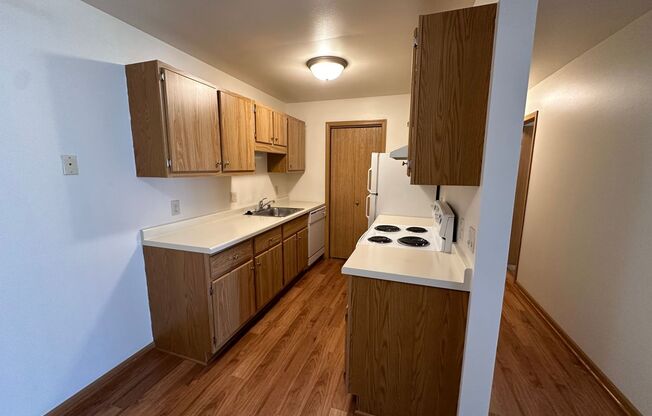 2 beds, 1 bath, $985, Unit 211-2