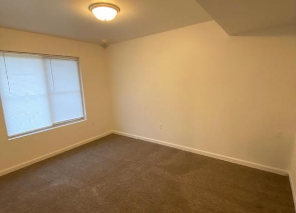 2 beds, 1 bath, 750 sqft, $1,000