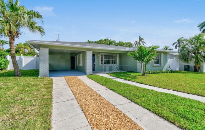 Beautifully maintained 2-bed/2-bath single-family residence is available for rent in one of West Palm Beach’s most convenient and desirable neighborhoods.