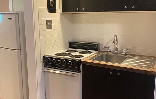 Studio, 1 bath, 450 sqft, $1,000, Unit 8