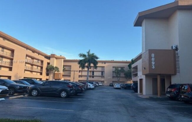 8893 FONTAINEBLEAU BLVD