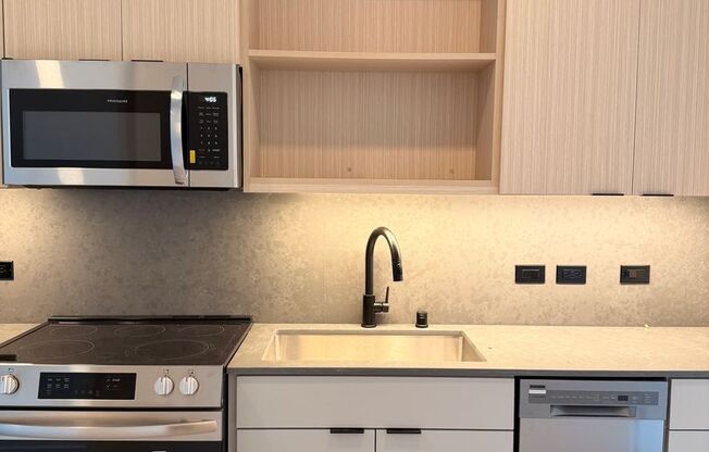 Studio, 1 bath, 440 sqft, $2,780, Unit 906