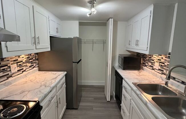 2 beds, 2 baths, 1,050 sqft, $1,670, Unit 1020N