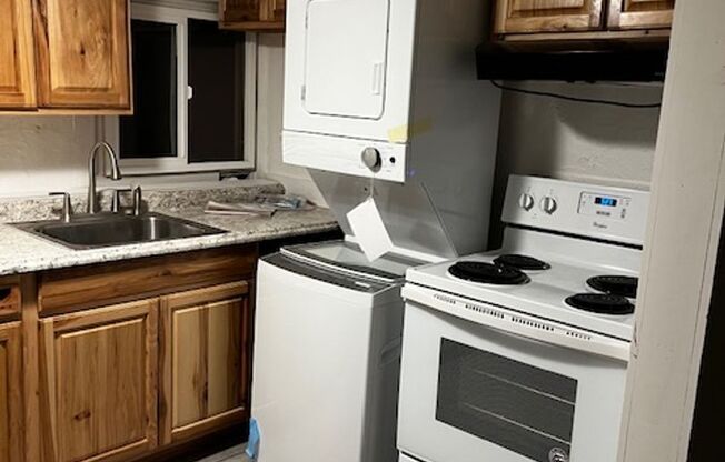 2 beds, 1 bath, $1,685, Unit # LOWER