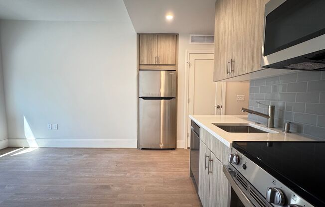1 bed, 1 bath, $3,000, Unit 327