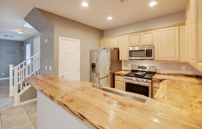 **MOVE IN SPECIAL!!** ONE MONTH FREE W/ 14 MO. LEASE!!