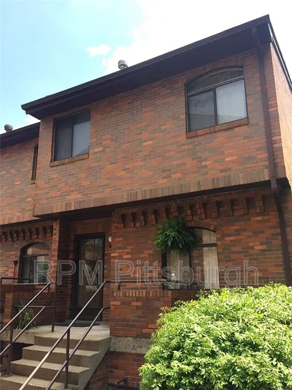 3242 NIAGARA SQ