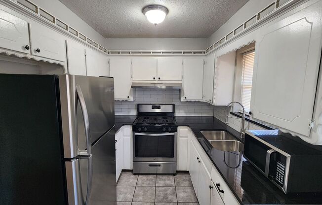 2 beds, 1 bath, $1,100, Unit 10