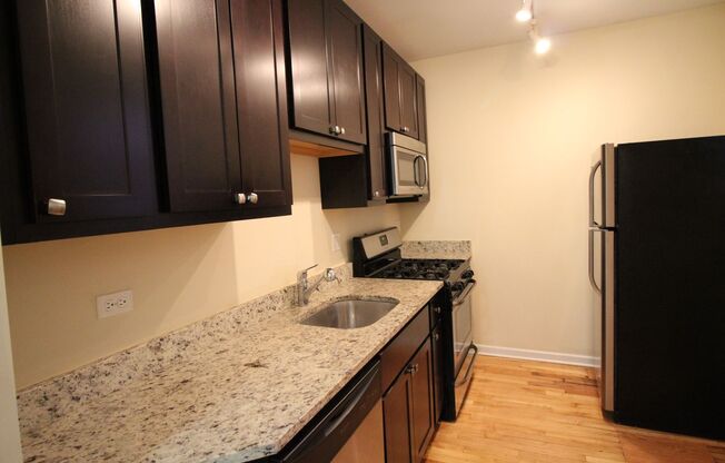 2 beds, 1 bath, $1,800, Unit 4750 #1W
