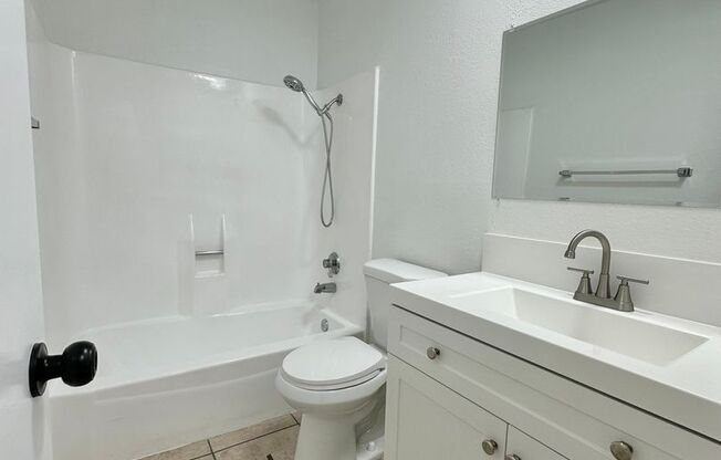 BEAUTIFUL 2 BD/1 BATH UNIT FOR RENT!