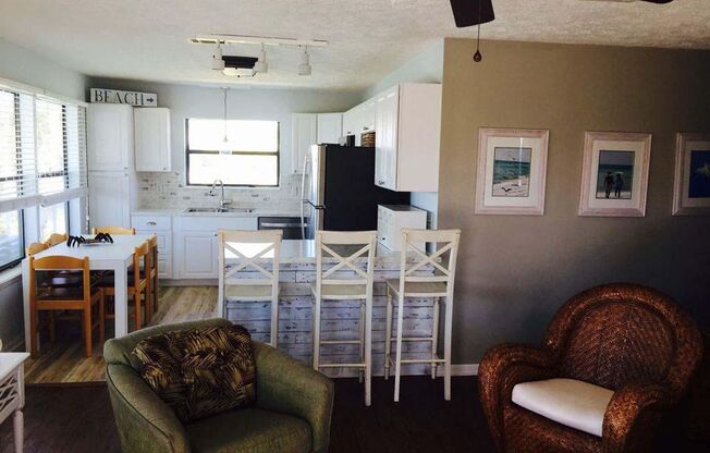 3 beds, 1 bath, $1,600, Unit Upper