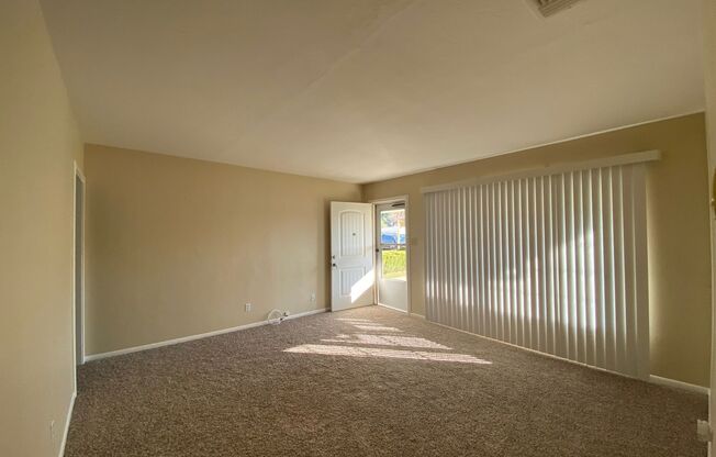 - Central Roseville - 2 Bed, 1 Bath - Separate Living and Family Room - Gardener Included