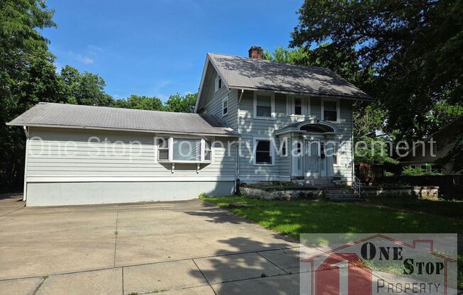 Beautiful Home with 4 Bedrooms, 2 Bathrooms and attached garage in Kansas City, Missouri