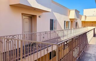 Spacious 3 bedroom condo in Van Nuys