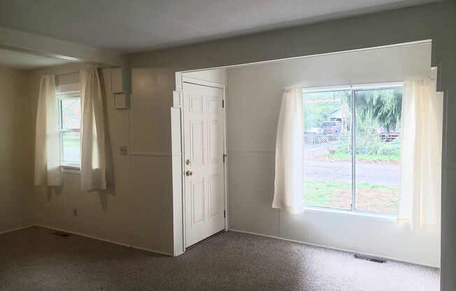 Charming Cottage in Woodburn with Large Yard!