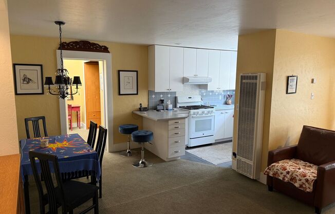 ADORABLE APARTMENT ON QUIET STREET IN DOWNTOWN OAKLEY!!