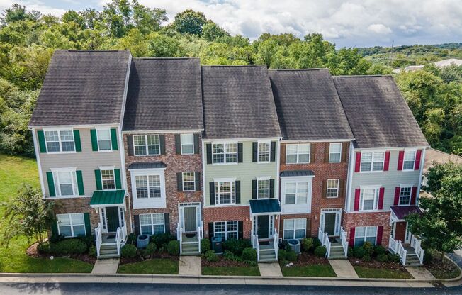 FURNISHED, BEAUTIFULLY DESIGNED TOWNHOME NEAR NIPPER'S CORNER