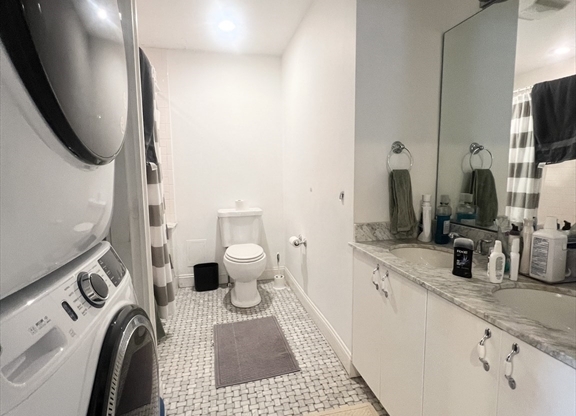 2 beds, 1 bath, $3,600, Unit 32