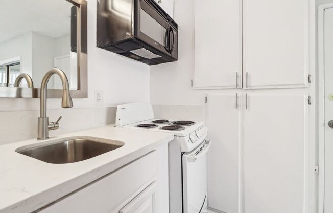 Studio, 1 bath, 395 sqft, $1,598, Unit 02