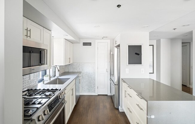 3 beds, 2 baths, 1,431 sqft, $7,950, Unit 1801