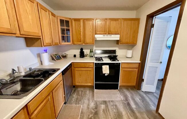 2 beds, 1 bath, $1,295, Unit 201