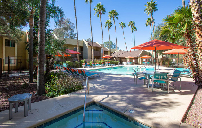 Hot tub and pool at River Oaks Apartments in Tucson