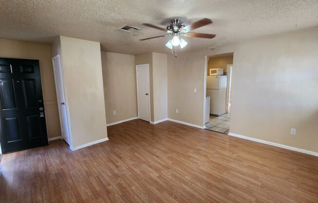 1 bedroom apartment in Edmond, OK with granite countertops and central heat and air next to UCO campus