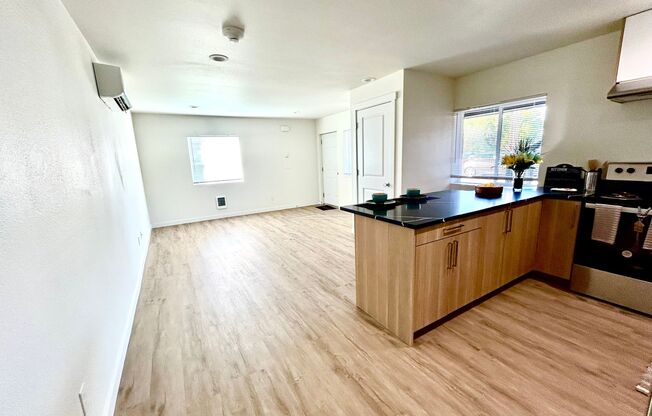 Kamden Place: Leasing Specials! Balconies, Lawn Space, Quiet Community in Pasco