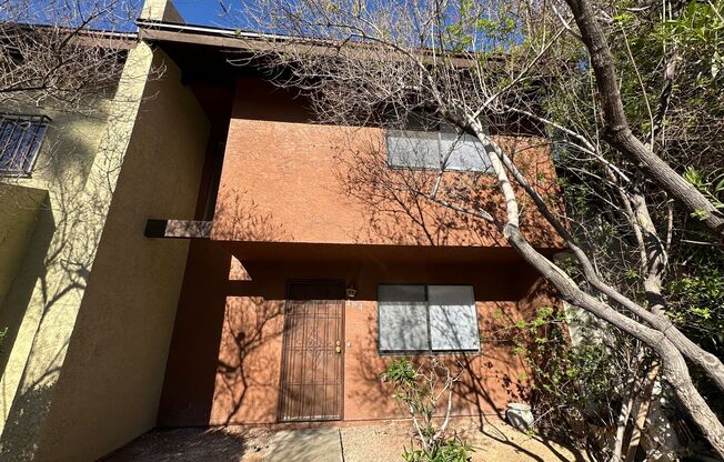 Spacious 2 Bed Townhome with Balcony, Washer/Dryer Included