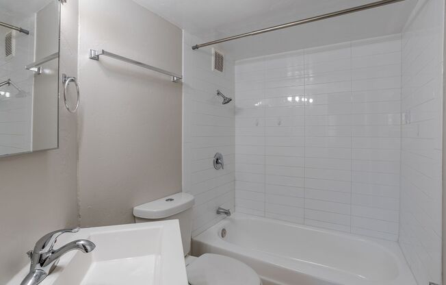 2 beds, 1 bath, 700 sqft, $1,199, Unit Unit A2