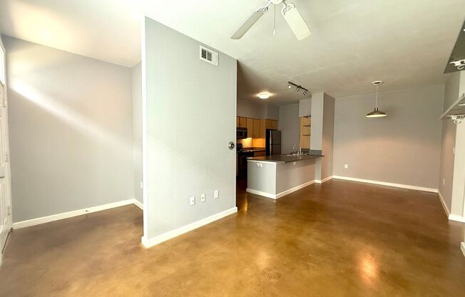 1/1 with a garage!  Available for immediate move in!