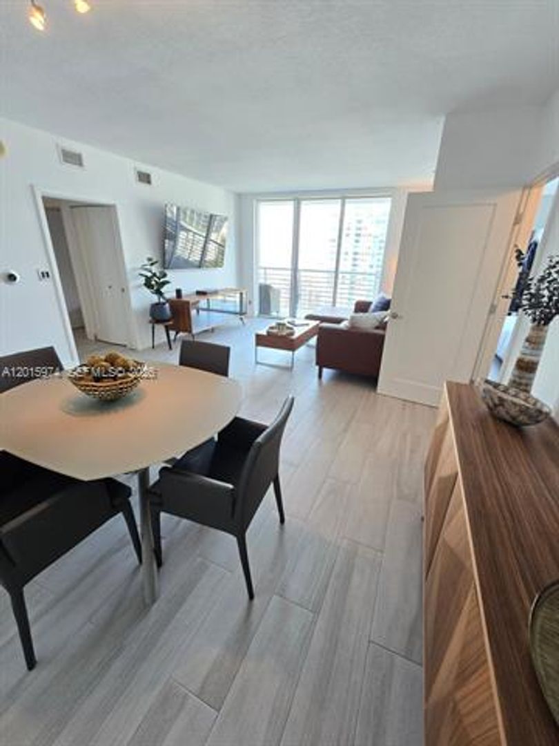 2 beds, 2 baths, 1,227 sqft, $4,400, Unit 325 S Biscayne Blvd # 3719