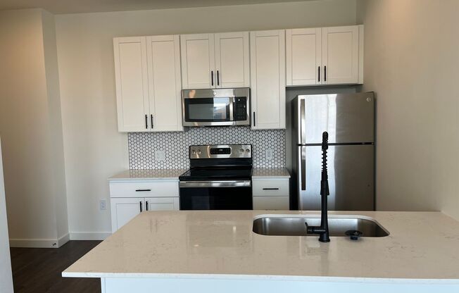 1 bed, 1 bath, 583 sqft, $1,660, Unit 414