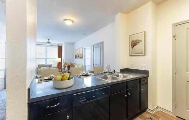 2 beds, 2 baths, 950 sqft, $1,565