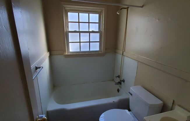 2 Bedroom 1 Bathroom Duplex!