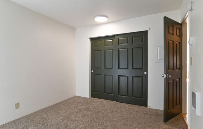 3 beds, 2 baths, $2,400, Unit 303