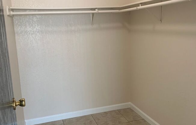 1 bed, 1 bath, 620 sqft, $1,300, Unit 3240 N