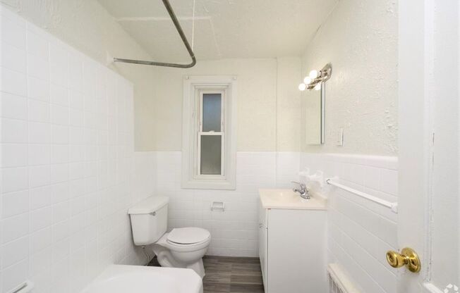 2 beds, 1 bath, 930 sqft, $1,419, Unit E33