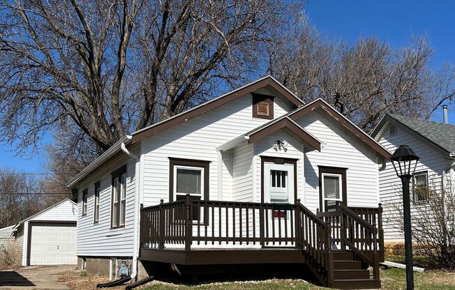 4+BD/2 BATH HOUSE NEAR AUGUSTANA & USF with Garage