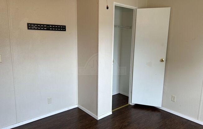 3 beds, 2 baths, $1,195