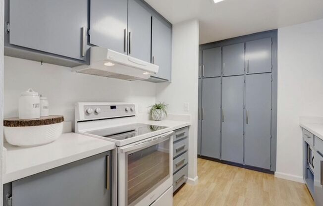 2 beds, 2 baths, $4,800, Unit #286