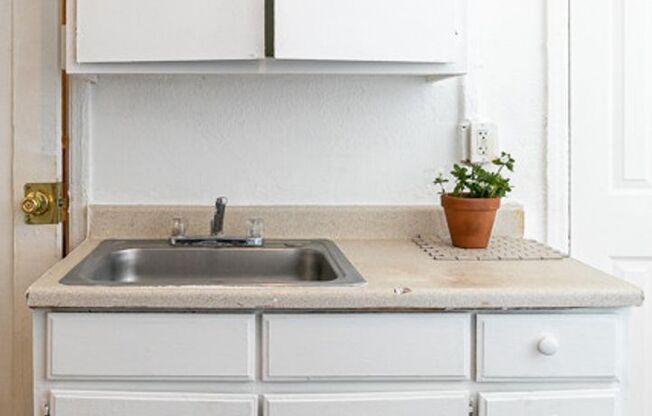 Studio, 1 bath, 196 sqft, $900, Unit 7