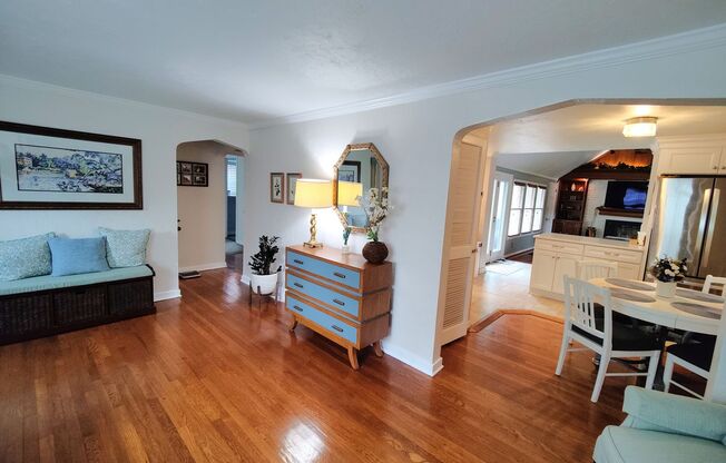 *Beautifully Updated & Spacious 3BD/2BA Single-Family Home available in Mt. Lebanon*