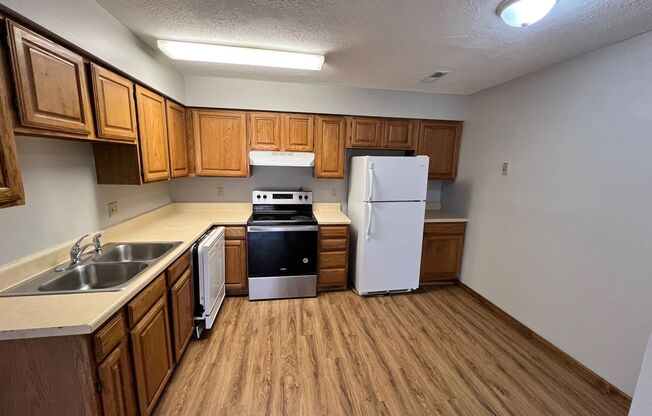 4 beds, 2 baths, $1,100, Unit Unit 3