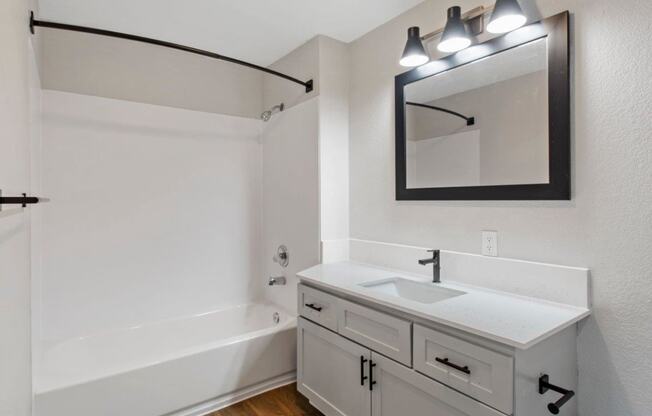 Ridgetop Apartments Bathroom with Bathtub