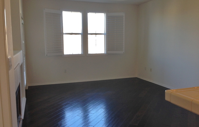 GORGEOUS TOP FLR CONDO BY CENTRAL PARK w/LAUNDRY+PATIO+2 CAR Parking